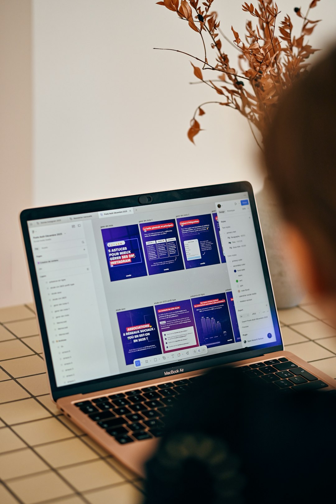 person-looking-at-a-laptop-screen-with-presentation-slides-j4leerskc-0